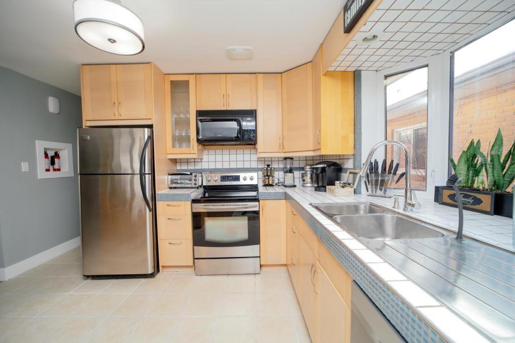 Cozy 3 Bedroom Contemporary Home With Free Parking Едмънтън Екстериор снимка
